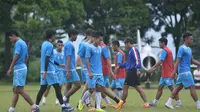 Pemain Arema FC berlatih. (Liputan6.com/Rana Adwa)