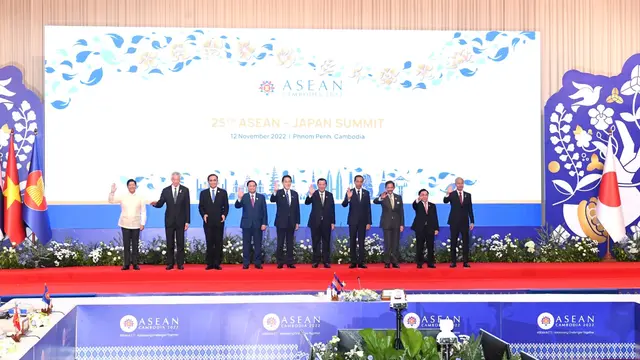 Presiden Joko Widodo atau Jokowi mendorong pembangunan ekosistem kendaraan listrik saat berbicara pada KTT Ke-25 ASEAN-Jepang yang berlangsung di Sokha Hotel, Phnom Penh Kamboja.