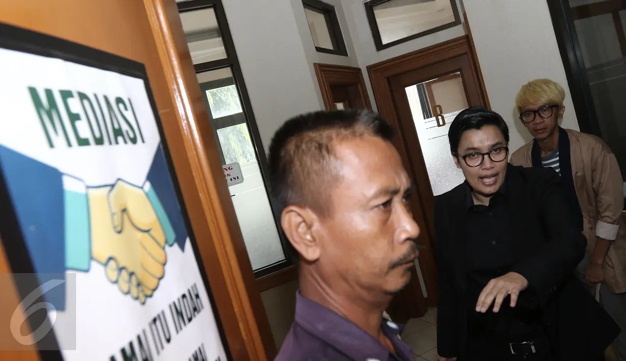 Aktor sekaligus komedian, Aming Supriatna Sugandhi didampingi kuasa hukumnya menghadiri sidang perdana perceraiannya di Pengadilan Agama Jakarta Selatan, Kamis (23/3). (Liputan6.com/Herman Zakharia)