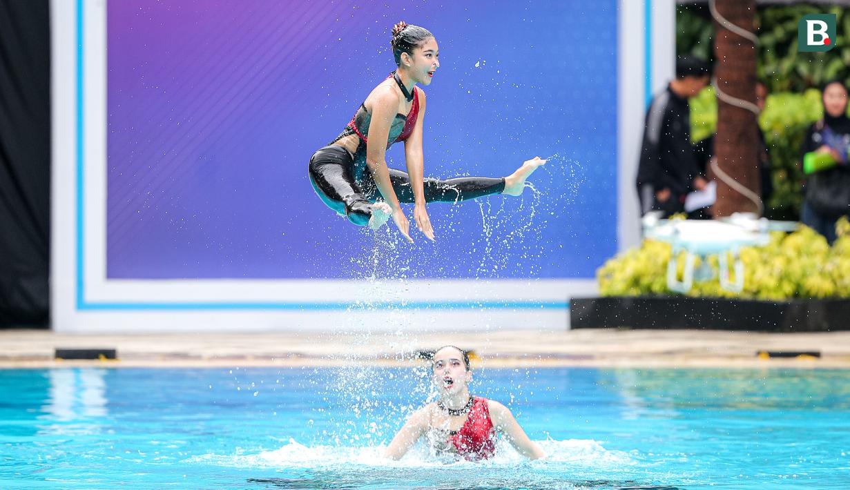 Aksi tim renang indah DKI Jakarta saat pembukaan perlombaan renang Turnamen Olahraga Selebriti Indonesia (TOSI) Season 2, Sabtu (27/1/2024) di Kolam Renang Hotel Borobudur, Sawah Besar, Jakarta. (Bola.com/Bagaskara Lazuardi)