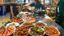 Foto yang diabadikan pada 16 Mei 2020 ini memperlihatkan beragam hidangan di sebuah pasar malam di Hotan, Daerah Otonom Uighur Xinjiang, China barat laut. Seiring cuaca mulai menghangat, aktivitas pariwisata lokal pun perlahan kembali pulih. (Xinhua/Wang Fei)