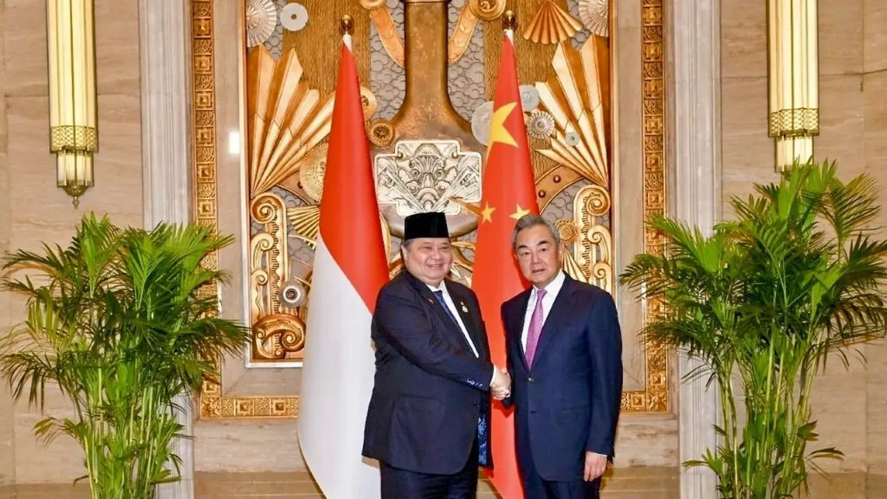 Menteri Koordinator bidang Perekonomian Airlangga Hartarto bertemu dengan Menteri Luar Negeri China Wang Yi di Shanghai, China, Sabtu (18/7/2026). Credit: ekon.go.id