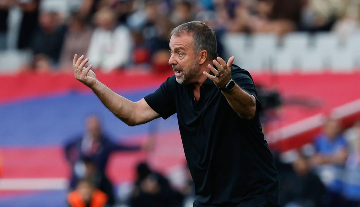 Kartu merah itu menyebabkan Hansi Flick dipastikan tidak akan mendampingi Barcelona saat menghadapi Real Madrid dalam duel panas El Clasico pada lanjutan La Liga 2025/2026 akhir pekan depan. (AP Photo/Joan Monfort)