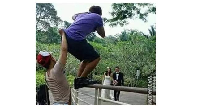 6 Aksi Fotografer Prewedding Panjat-Panjat Ini Bikin Senyum, Bukti Totalitas