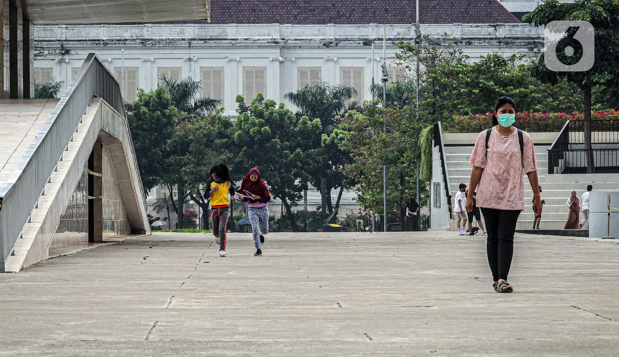 Suasana Taman Lapangan Banteng di Jakarta, Minggu (18/10/2020). Taman Lapangan Banteng kembali dibuka di masa PSBB Transisi dengan protokol kesehatan ketat. (Liputan6.com/Faizal Fanani)