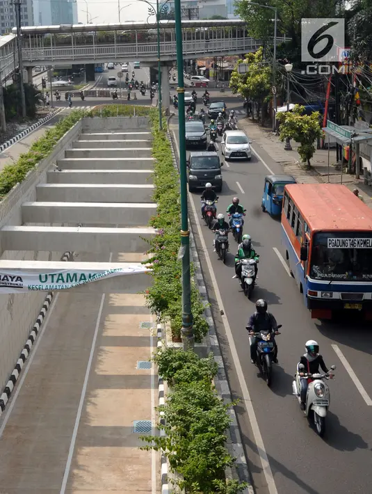 Pengendara melintas di sisi jalur keluar terowongan atau underpass Matraman, Jakarta, Jumat (6/4). Pemprov DKI Jakarta berencana melakukan uji coba lalu lintas di terowongan Matraman pada 10 April mendatang. (Liputan6.com/Helmi Fithriansyah)