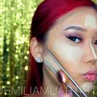 Makeup dengan bantuan sumpit. (via: Instagram/emiliamuartist)