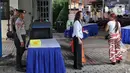 Sekitar 133 personel kepolisian dikerahkan untuk menjaga keamanan di Gereja Katedral, Jakarta, mulai dari pengaturan lalu lintas, penjagaan pintu masuk gereja, hingga patroli keliling area sekitar. (Liputan6.com/Angga Yuniar)