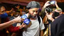 Kabarnya, pengacara Ronaldinho dan Assis harus mengeluarkan biaya besar untuk uang jaminan 1,3 juta bail atau setara 1,6 juta dolar Amerika Serikat (Rp 25,8 miliar) untuk membebaskan kliennya. (AFP/Norberto Duarte)