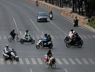 Kondisi lalu lintas di Jalan MH Thamrin, Jakarta, Rabu (2/10/2019). Jalan MH Thamrin yang biasanya ramai beberapa hari terakhir terpantau lengang. (Liputan6.com/Faizal Fanani)