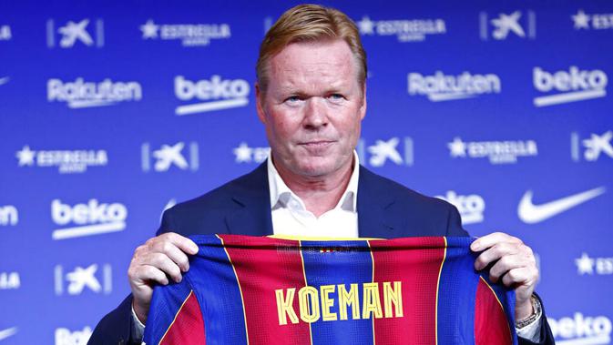 Pelatih baru Barcelona, Ronald Koeman, berpose saat acara perkenalan di Barcelona, Rabu (20/8/2020). Koeman resmi menjadi pelatih Barcelona untuk dua tahun kedepan. (AP/Joan Monfort)