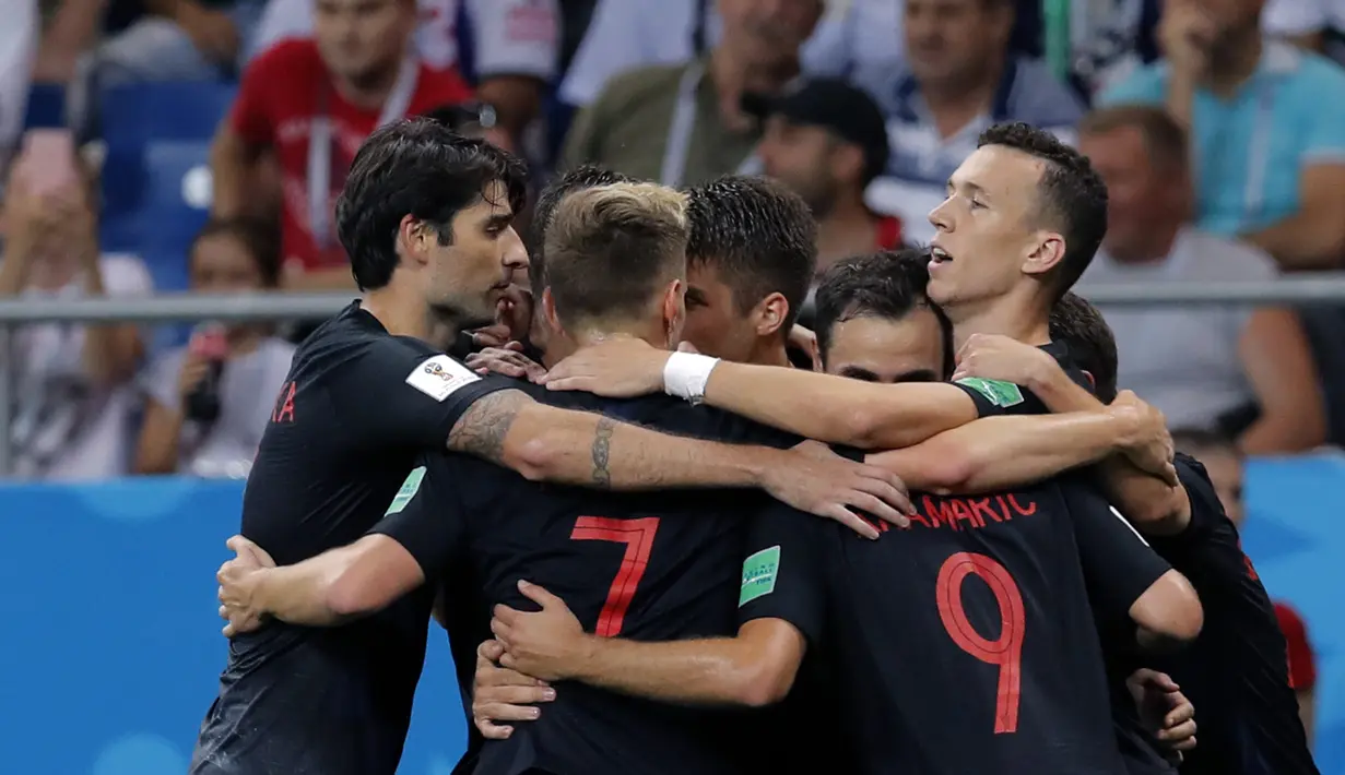Para pemain Kroasia merayakan gol yang dicetak Ivan Perisic ke gawang Islandia pada laga grup D Piala Dunia di Rostov Arena, Rostov-on-Don, Selasa (26/6/2018). Kroasia menang 2-1 atas Islandia. (AP/Vadim Ghirda)
