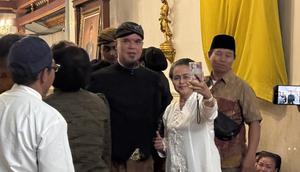 Ahmad Dhani saat menghadiri acara tahlil 40 harian wafatnya Pakubuwono XIII di Keraton Solo. (Liputan6.com/ Fajar Abrori)