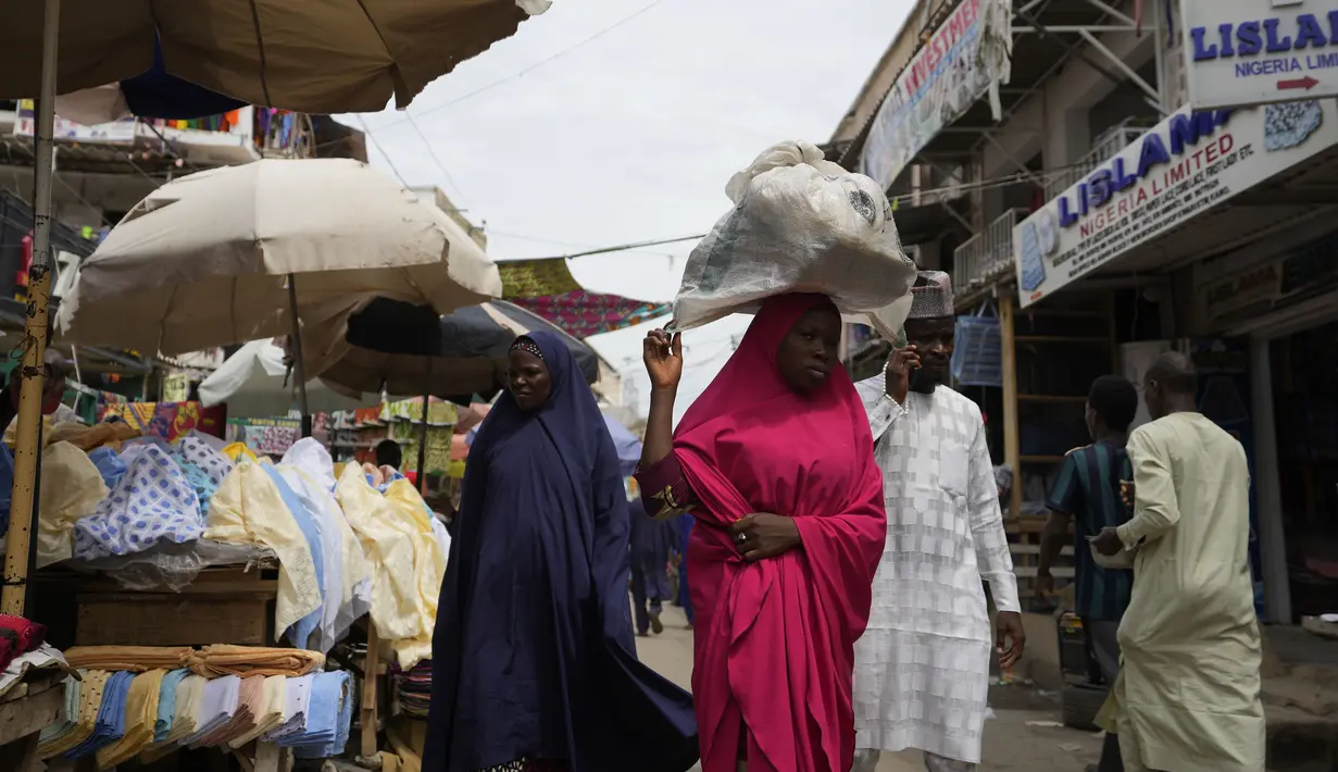 Dalam sebuah surat kepada Senat Nigeria, yang dibacakan pada sidang hari Kamis, Tinubu mengatakan bahwa 12 juta rumah tangga akan mendapatkan keuntungan dari bantuan ini untuk jangka waktu enam bulan.  (AP Photo/Sunday Alamba)