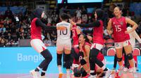 Timnas Voli Putri Indonesia berhasil membungkam Filipina dengan skor 3-1 pada laga perebutan medali perunggu SEA Games 2025 di Indoor Stadium Huamark, Bangkok, Senin (15/12/2025) sore WIB. (Bola.com/Bagaskara Lazuardi)