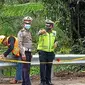 Jalur Sengkan Mayit Gunung Ijen, dipasang pagar pembatas jalan untuk kurangi kecelakaan. (Istimewa)