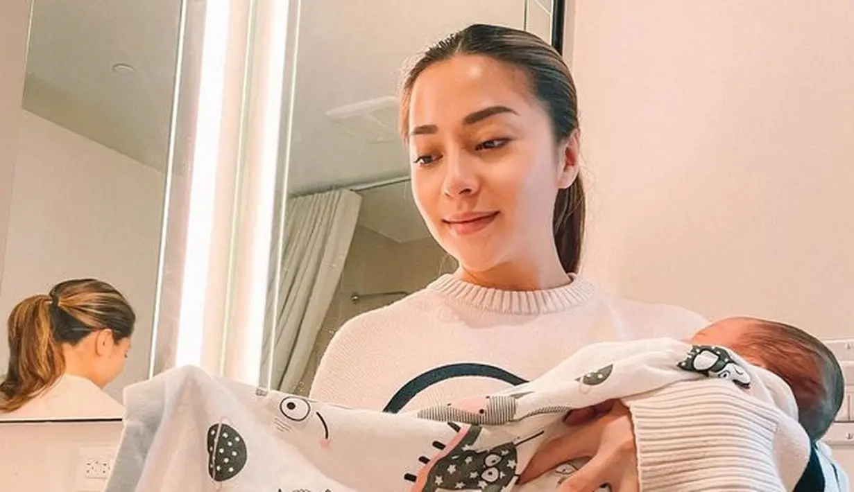 Tampialn bare face Nikita Willy tuai pujian. Meskipun terlihat lelah, namun ia tetap tampil percaya diri dengan kulitnya. (Foto: Hak Cipta: instagram.com/yorafebrina/tdr)