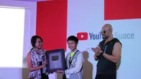 Anak Deddy Corbuzier, Azka Corbuzier, diganjar sebagai YouTuber termuda yang meraih 100 ribu lebih subscribers di Indonesia.