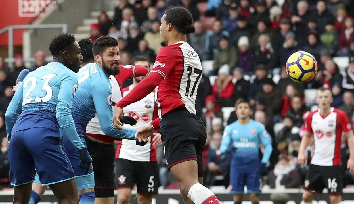 Proses terjadinya gol oleh striker Arsenal, Olivier Giroud, ke gawang Southampton pada laga Premier League di Stadion St Mary's, Minggu (10/12/2017). Arsenal bermain imbang 1-1 dengan Southampton. (AP/Adam Davy)