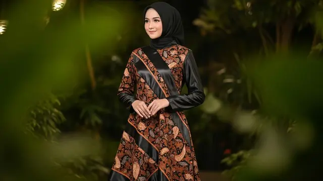 Gamis Batik Kombinasi Satin untuk Pesta Resmi dan Semi Formal