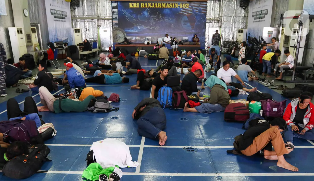 Program mudik gratis yang diselenggarakan Kolinlamil TNI AL ini mengusung tema 'Mudik Asyik Gratis...! Naik Kapal Perang Bagi Pengguna Sepeda Motor". (Liputan6.com/Herman Zakharia)