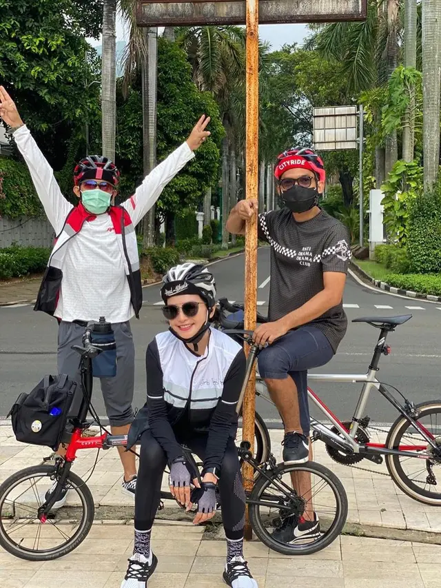Bugar di Usia 49 Tahun, Ini 6 Potret Nunu Datau Saat Bersepeda
