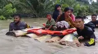 Proses evakuasi warga Desa Ompi yang di Kabupaten Pasangkayu kebanjiran akibat meluapnya sungai Lariang (Liputan6.com/Abdul Rajab Umar)