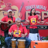Nama Orkes Moral Pancaran Sinar Petromak atau sering dikenal OM PSP merupakan grup yang sempat tenar pada tahun 1980-an. Lagu-lagunya yang kocak membuat nama grup ini dikenal di Indonesia. (Adrian Putra/Bintang.com)