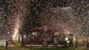 Juara Rusun Cup 2015 Tim Rusun Daan Mogot merayakan gelar juara yang diraihnya usai penyerahan piala di Stadion Sumantri Brojonegoro, Jakarta, Minggu (8/11/2015). (Bola.com/Nicklas Hanoatubun)