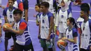 Sejumlah anak mengikuti pelatihan basket oleh Jr NBA di Cilandak Sports Center, Jakarta, Sabtu (24/3/2018). Jr NBA program pembinaan global memperkenalkan basket kepada anak-anak. (Bola.com/Asprilla Dwi Adha)