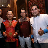 "Kalau saya abis Umroh sama keluarga, kita ke sana akhir Ramadan. Jadi berlebaran di sana (Makkah). Ini langsung ketemu sama anak-anak lainnya dan kru band Wali juga," ujar Faank. (Galih W. Satria/Bintang.com)