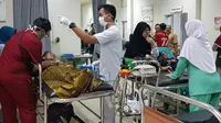 Puluhan kru salah satu perusahaan media televisi terkemuka diduga mengalami keracunan makanan di Bogor, Jawa Barat.
