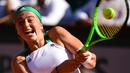 Petenis putri Latvia, Jelena Ostapenko, saat pertandingan melawan petenis Swiss, Timea Bacsinszky di semifinal Prancis Terbuka di Roland Garros, Paris Jumat (9/6/2017). Jelena Ostapenko menang dengan skor 7-6(4), 3-6, 6-3. (EPA/Caroline Blumberg)