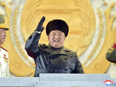 Ekspresi Pemimpin Korea Utara Kim Jong-un saat menghadiri parade militer menandai kongres partai yang berkuasa di Lapangan Kim Il-sung, Pyongyang, Korea Utara, Kamis (14/1/2021). Wartawan independen tidak diberi akses untuk meliput acara ini. (Korean Central News Agency/Korea News Service via AP)