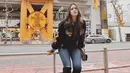 Raisa juga tampil casual dengan mengenakan celana jeans yang dipadu dengan sepatu boots. (Foto: instagram.com/raisa6690)