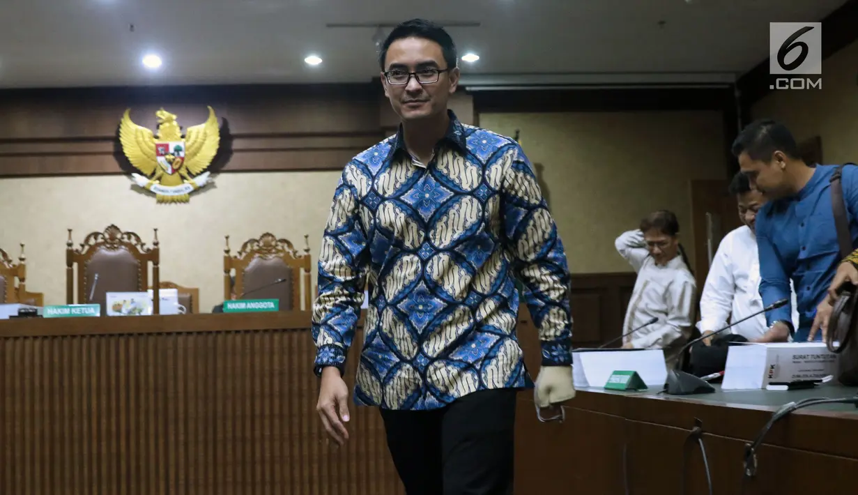 Gubernur Jambi nonaktif, Zumi Zola usai menjalani sidang pembacaan tuntutan di Pengadilan Tipikor, Jakarta, Kamis (8/11). Zumi Zola dituntut 8 tahun penjara dan denda Rp 1 miliar dengan subsider 6 bulan penjara. (Liputan6.com/Helmi Fithriansyah)