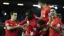 Christian Benteke (2 kiri) merayakan gol bersama para pemain Liverpool pada lanjutan liga Premier Inggris di Stadion  Anfield, Liverpool, Sabtu (26/12/2015). Liverpool menang 1-0. (AFP Photo/Lindsey Parnaby)