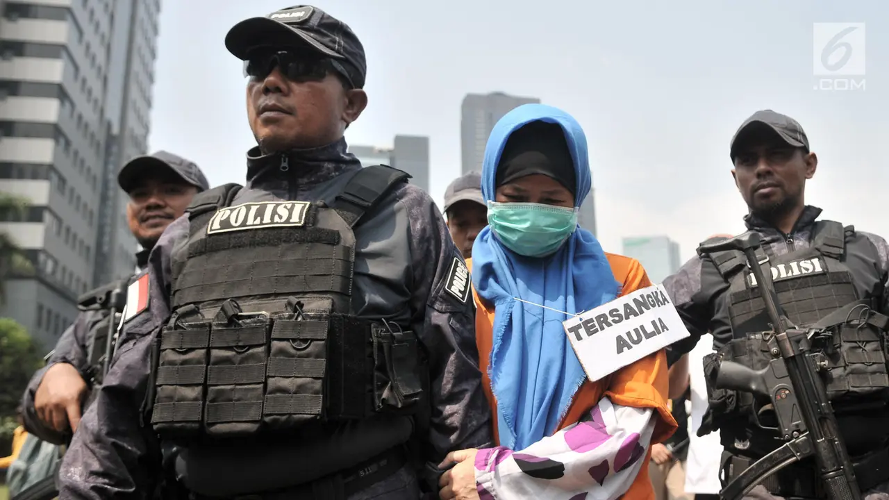 Aulia Kesuma Rekonstruksi Pembakaran Jasad Suami dan Anak Tiri