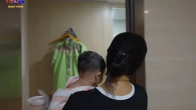 6 Momen Iis Dahlia Momong Anak Rizki DA, Telaten Bak Cucu Sendiri