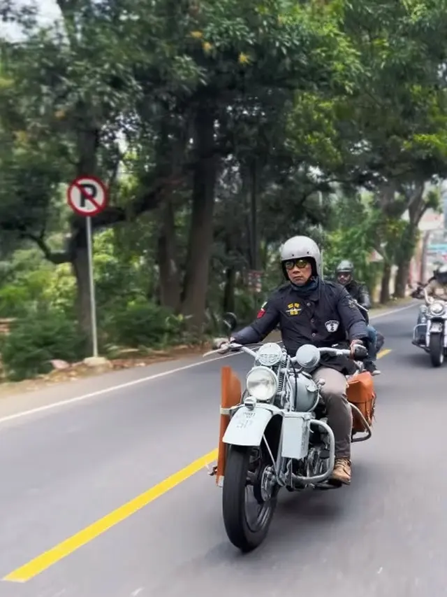 Me Time ala Ridwan Kamil Usai Urus Keperluan Keluarga, Potong Rambut hingga Motoran