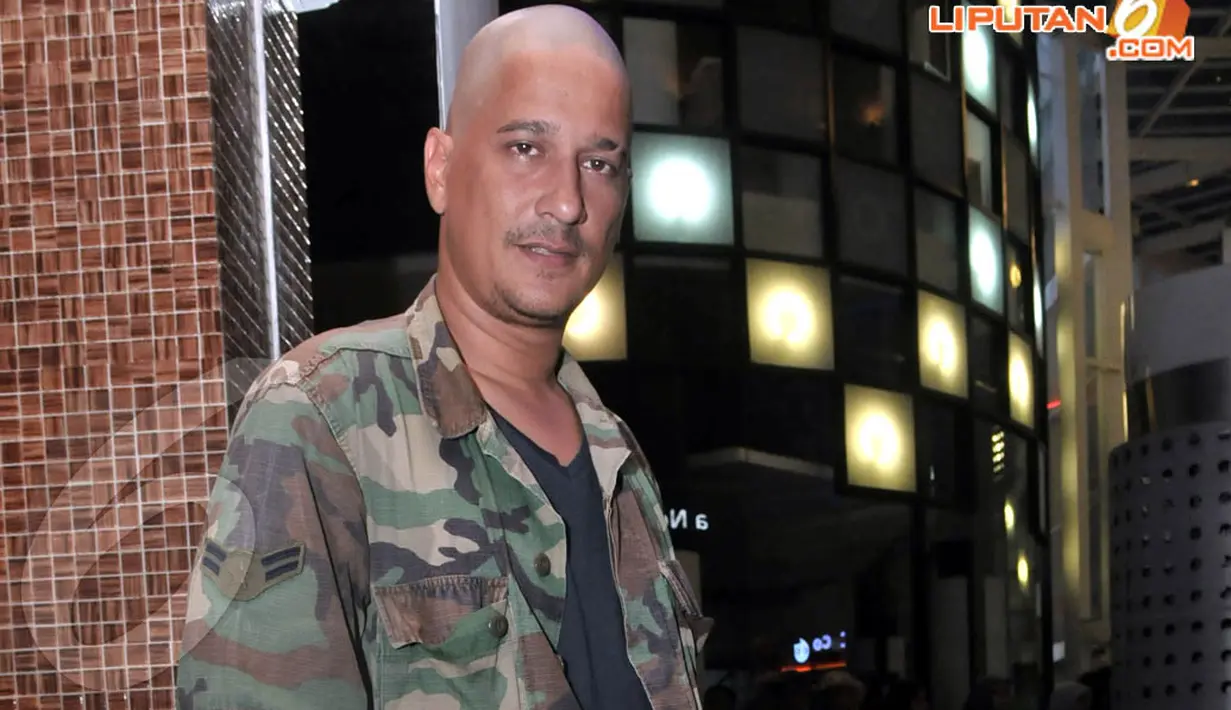 Tanpa mahkota di kepalanya, aktor yang menginjak usia 41 tahun itu tetap terlihat gagah dan macho (Liputan6.com/Panji Diksana)