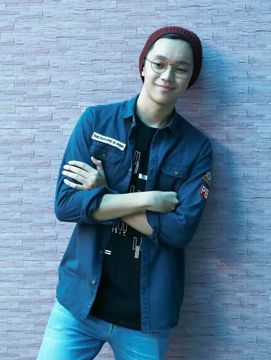 Tidak mau terlalu merepotkan orangtuanya, pemeran dalam film Ngenest The Movie itu membiayai kuliahnya sendiri. Ia mengumpulkan hasil kerjanya didunia entertainment untuk kuliah. (Galih W. Satria/Bintang.com)