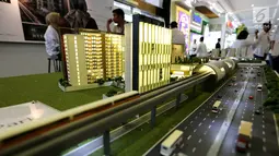Maket plan tower apartemen yang terintegrasi dengan LRT pada pameran Indonesia Property Expo 2018 di JCC Jakarta, Senin (24/9). Perusahaan konstruksi BUMN ini menginvestasi Rp1,2 T untuk pembangunan LRT City Green Avenue. (Liputan6.com/Fery Pradolo)