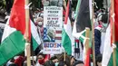 Massa yang tergabung dalam Aliansi Pemuda Indonesia untuk Palestina melakukan aksi solidaritas di depan Kedutaan Besar Amerika Serikat, Jakarta, Selasa (18/5/2021). Massa memberikan dukungan untuk Palestina terkait kekerasan yang terjadi beberapa waktu lalu oleh Israel. (Liputan6.com/Faizal Fanani)
