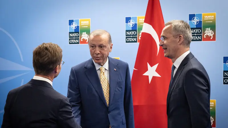 Sekjen NATO Jens Stoltenberg (kanan), Presiden Turki Recep Tayyip Erdogan, dan PM Swedia Ulf Kristersson di NATO Summit 2023.