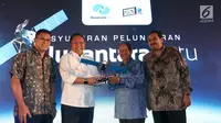 Menkominfo Rudiantara menerima cinderamata dari Dirut PT Pasifik Satelit Nusantara (PSN) Adi Rahman Adiwoso disaksikan Komisaris PSN Alisjahbana, Dirjen SDPPI Kominfo  Ismail pada acara Syukuran Peluncuran Satelit Nusantara Satu di Jakarta, Senin (1/4). (Liputan6.com/Fery Pradolo)