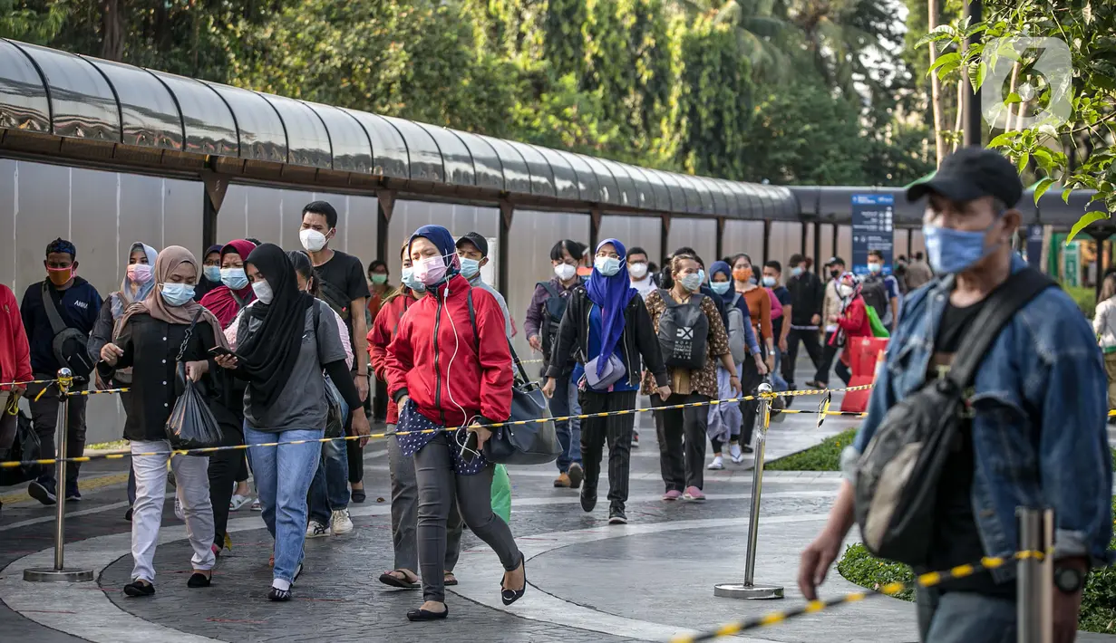 Penumpang KRL berjalan di Stasiun Tanah Abang, Jakarta Pusat, Kamis (4/2/2021) sore. Menurut keterangan petugas, antrean panjang tersebut hampir terjadi setiap harinya saat bulan Ramadhan. (Liputan6.com/Faizal Fanani)