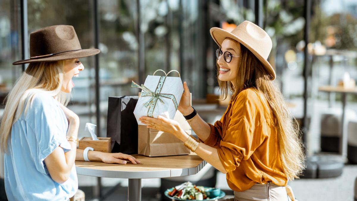 Arti Mimpi Diberi Hadiah dalam Islam Membawa Kebahagiaan dalam