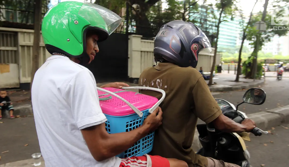 Petugas Animal Rescue membawa anjing setelah terjebak di gorong-gorong kali Gresik, Menteng, Jakarta Pusat, Rabu (23/5). Anjing ini terjebak selama 3 hari dan dibawa ke tempat penampungan. (Liputan6.com/Arya Manggala)