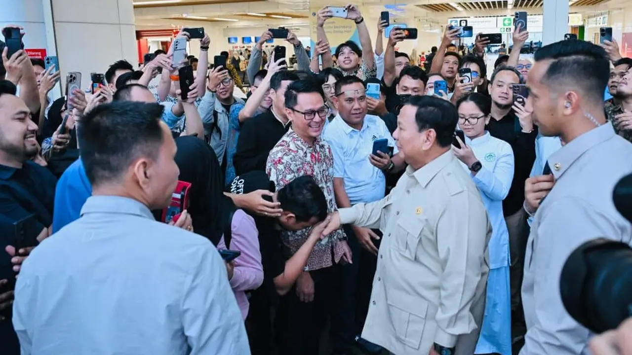 Presiden Prabowo Subianto menggunakan moda transportasi Kereta Cepat Jakarta&ndash;Bandung atau Whoosh